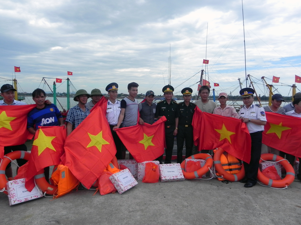 Thăm, tặng quà quân và dân huyện đảo Bạch Long Vỹ 